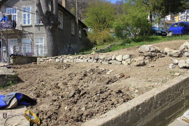 Доброволци строят детска площадка във Велико Търново