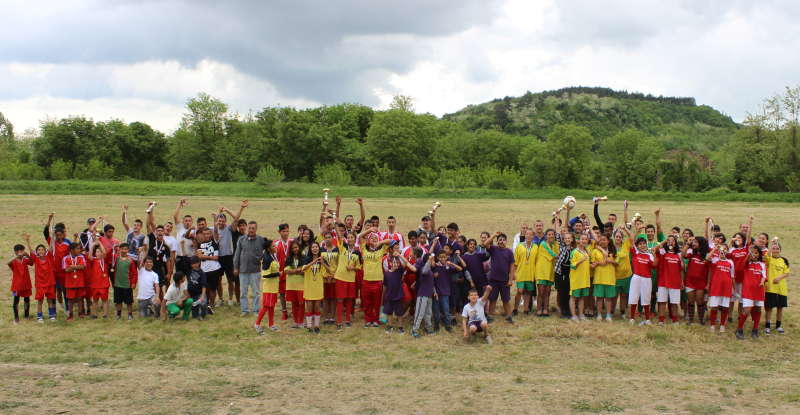 шампиони на футболен турнир за деца в неравностойно положение