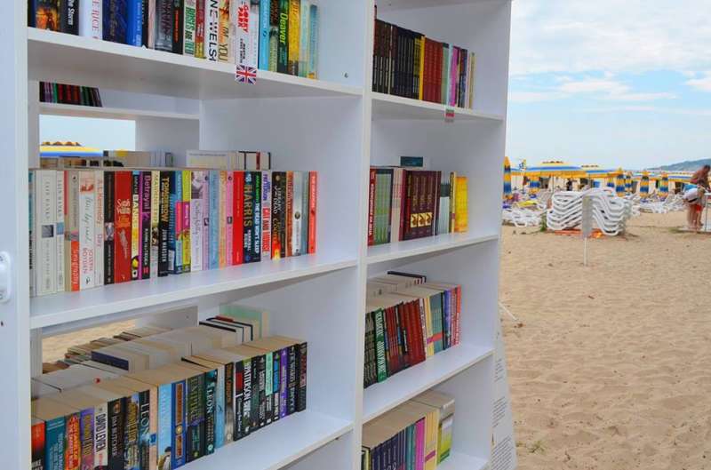 Нова плажна библиотека откриха за този сезон в черноморския курорт "Албена".