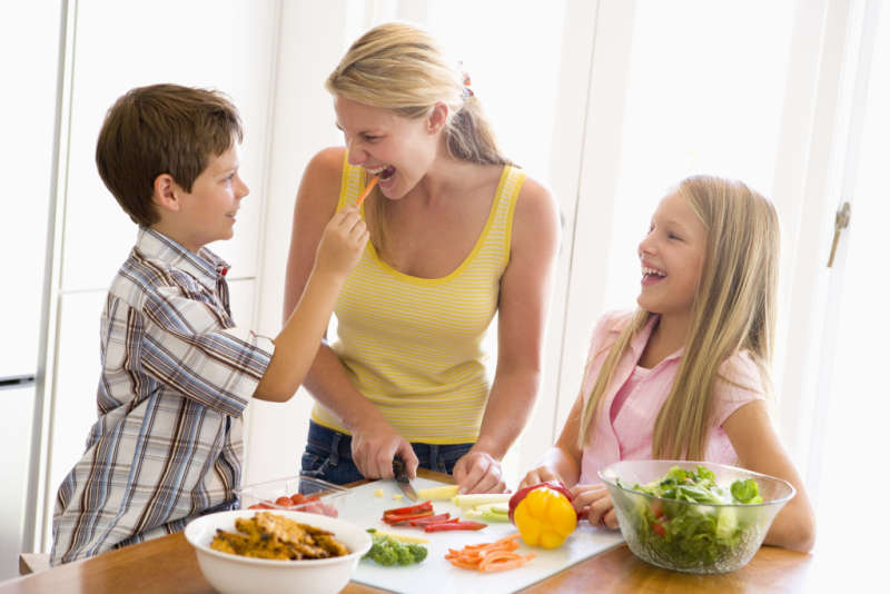 Всеки родител има уникалния шанс да насочи децата си към здравословно хранене още от ранна възраст. Ползите няма да закъснеят.