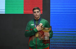 Пресиян Генов позира с медал и купа