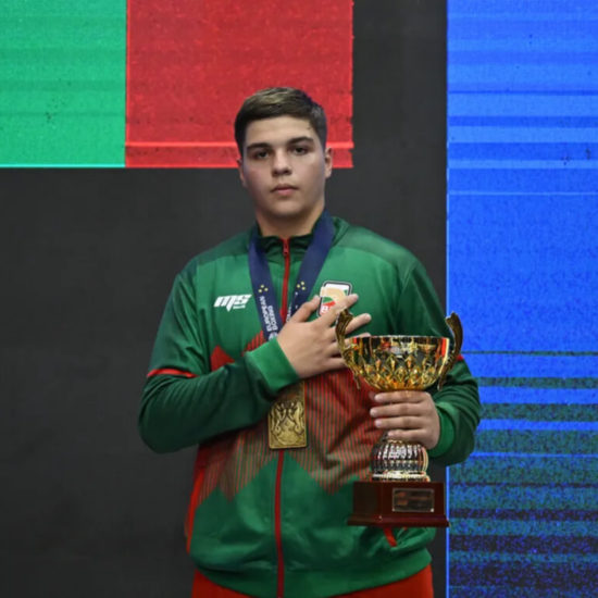 Пресиян Генов позира с медал и купа