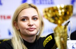 Йоана Илиева позира с купа