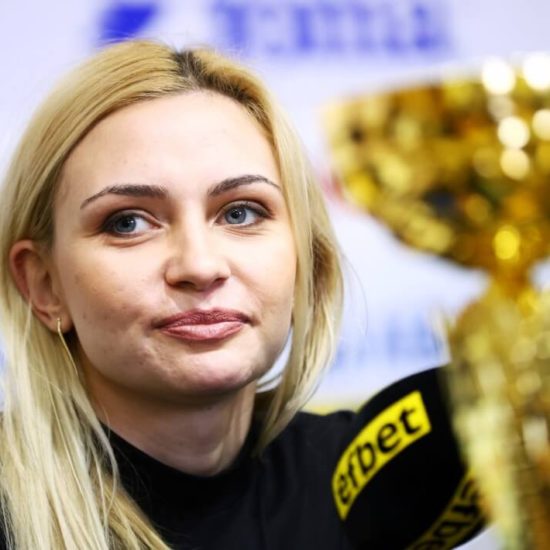 Йоана Илиева позира с купа