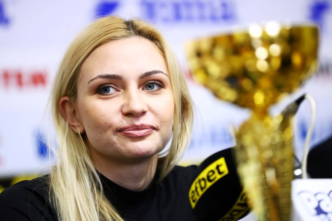 Йоана Илиева позира с купа