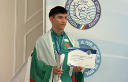 момче с купа и грамота