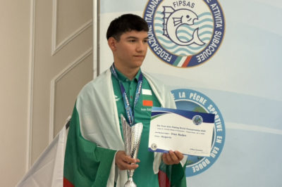 момче с купа и грамота