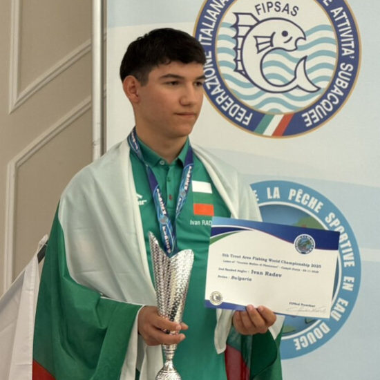 момче с купа и грамота