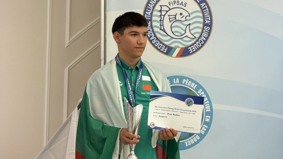 момче с купа и грамота