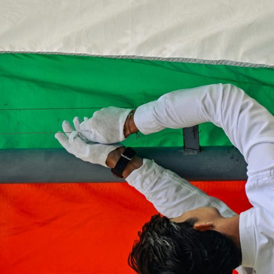 Момче издига българския флаг