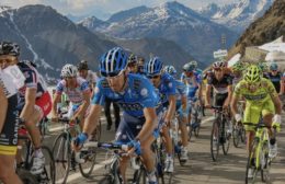 група състезатели по колоездене изкачвайки един от предишните маршрути на фестивала