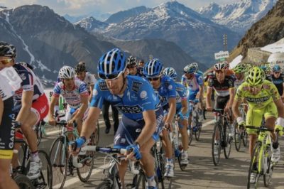 група състезатели по колоездене изкачвайки един от предишните маршрути на фестивала