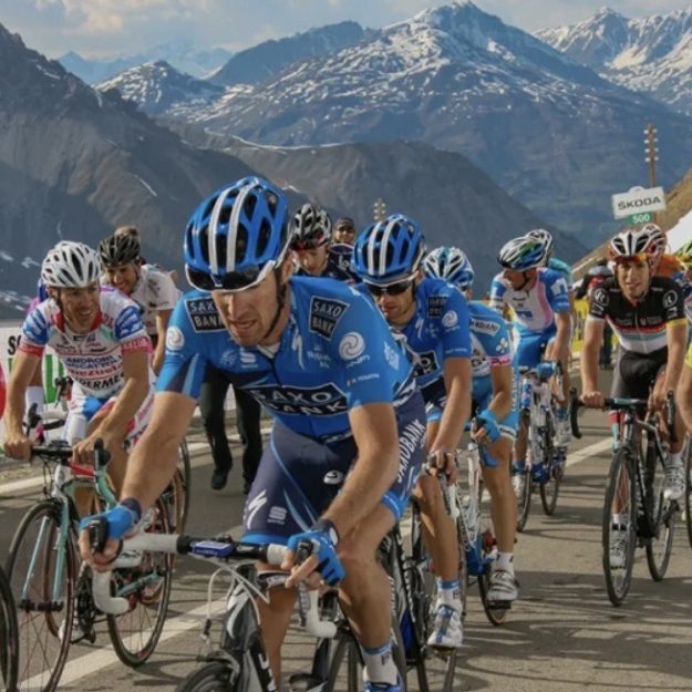 група състезатели по колоездене изкачвайки един от предишните маршрути на фестивала