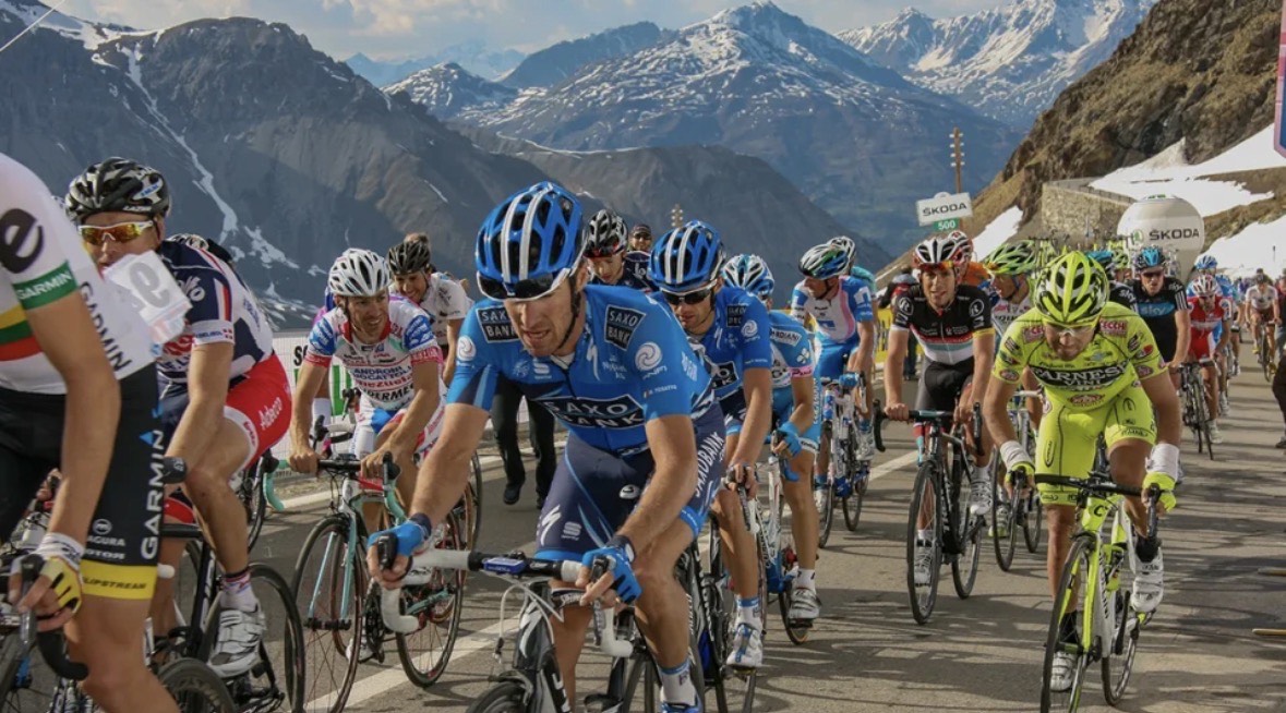 група състезатели по колоездене изкачвайки един от предишните маршрути на фестивала