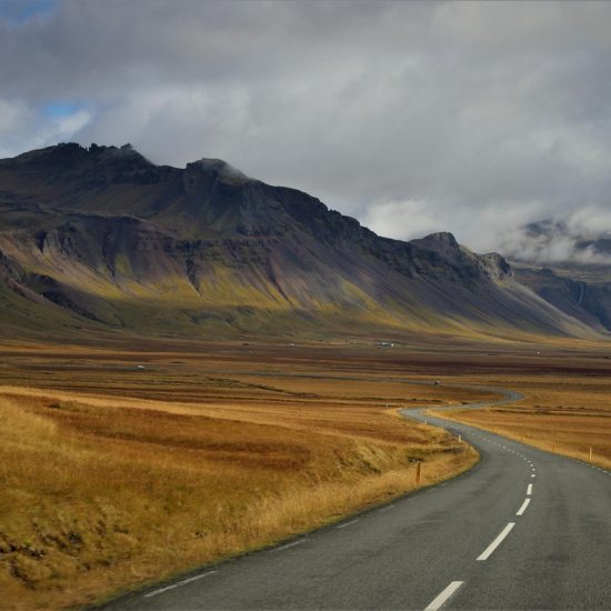шосе през поле и планини