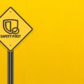 жълт знак с надпис Safety First