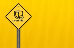 жълт знак с надпис Safety First