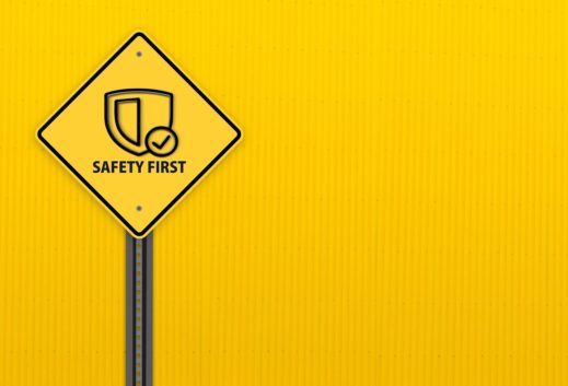 жълт знак с надпис Safety First