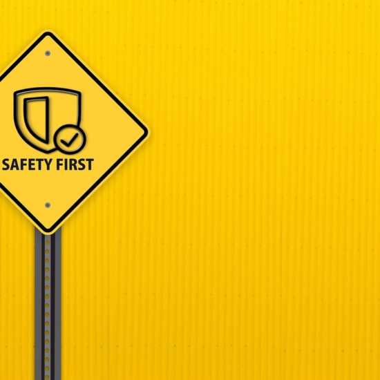 жълт знак с надпис Safety First