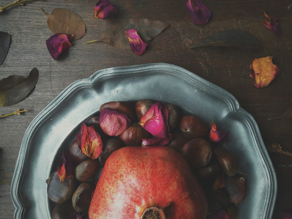 чиния с нар и розови листенца