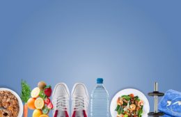 храни, вода, маратонки на син фон